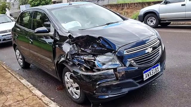 Onix colide em EcoSport estacionada no Claudete