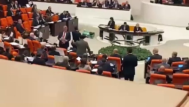 Meclis'te tansiyon yükseldi! CHP'li vekil AKP tabutuyla kürsüye çıkmak istedi Bozdağ izin vermedi