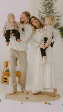 Flavia Mihasan - 26-28.11.2022 \ Şedinţă foto, cu cei trei puradei. Buruletz, Desene cu Lumină, Lola Kidswear Studio. \ În living, maşinuţa de pompieri. \ Repetiţii Mamma Mia!. În bucătărie, cadouri, cosmetice, haine şi cizme pentru plozi.