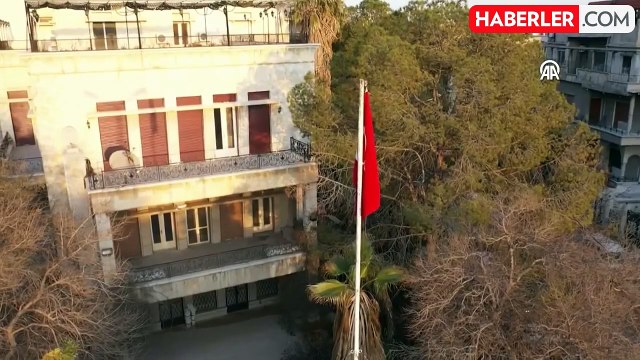 Şam Büyükelçiliği Geçici Maslahatgüzarı Büyükelçi Burhan Köroğlu ve Büyükelçilik çalışanları.