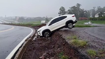 Mulher não visualiza valeta e quase tomba Fastback na BR-277