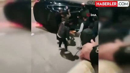 Aksaray'da Bariyerlere Çarpan Otomobil Devrildi: 2 Yaralı