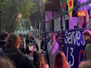 Fratoianni prende il megafono: Lavoro scade più rapidamente dallo yogurt in frigo, andatevene a casa non sapete neanche dirvi antifascisti