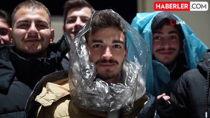 Çiğköfte Tepsisiyle Kayarak Eğlencenin Tadını Çıktı