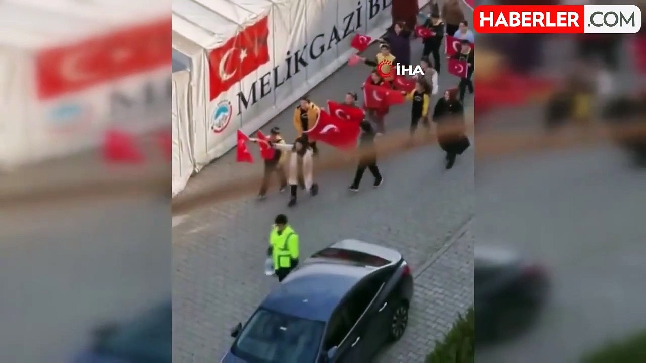 İlkokul çocuklarından şehit Baydilli'nin baba evine ziyaret
