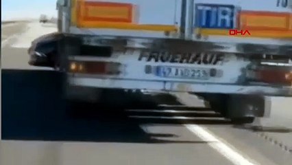 Otomobili önüne alan TIR metrelerce sürükledi