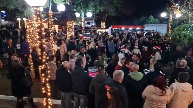 Δήμος Στυλίδας: Φωταγωγήθηκε το χριστουγεννιάτικο δέντρο στην πλατεία Αχινού