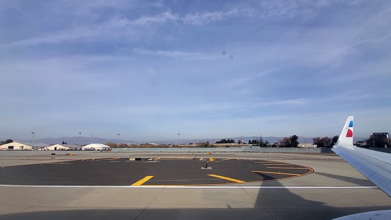 American Airlines Boeing 737-800 taking off from San José Mineta International Airport