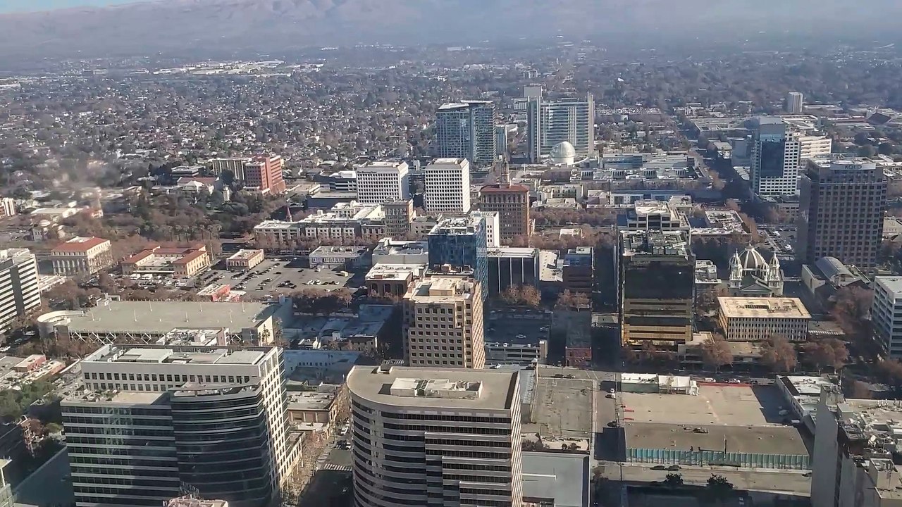 American Airlines Boeing 737-800 landing at San José Mineta International Airport