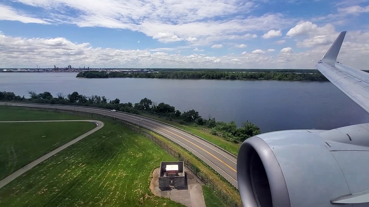 American Airlines Boeing 737-800 landing in Philadelphia