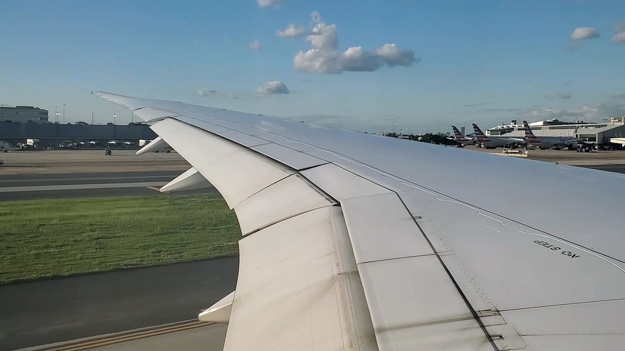 American Airlines Boeing 787-8 Dreamliner taking off from Philadelphia