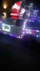 Camioneta arrolla una caravana navideña en México