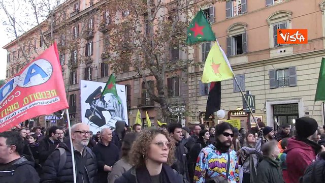 Corteo a Roma contro il ddl Sicurezza, i cartelli dei manifestanti: Meloni, ti esiliamo