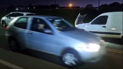 Kangoo pega fogo após colisão com Peugeot em Cascavel