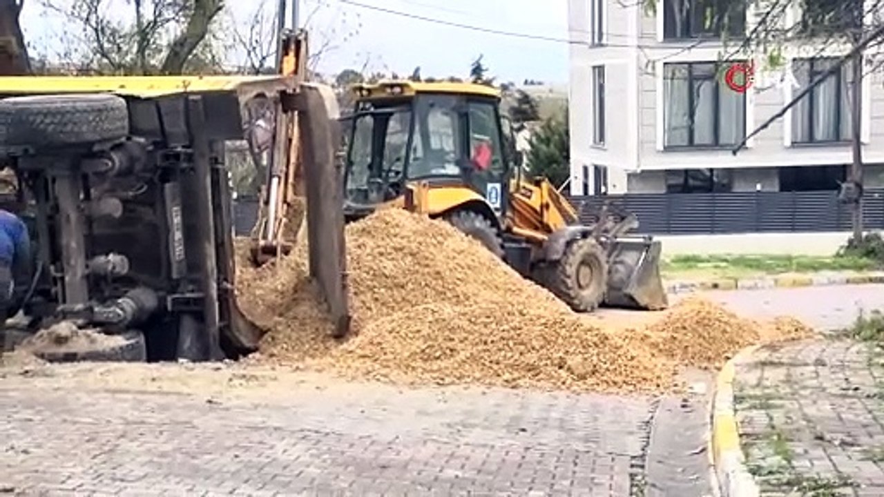Beylikdüzü'nde yol çöktü, hafriyat kamyonu devrildi!