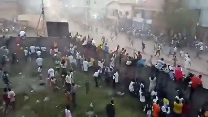 Futbol maçında izdiham çıktı! Ölüler var