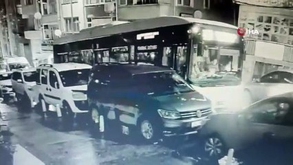 Kağıthane'de yol çöktü! İETT otobüsü içine düştü!