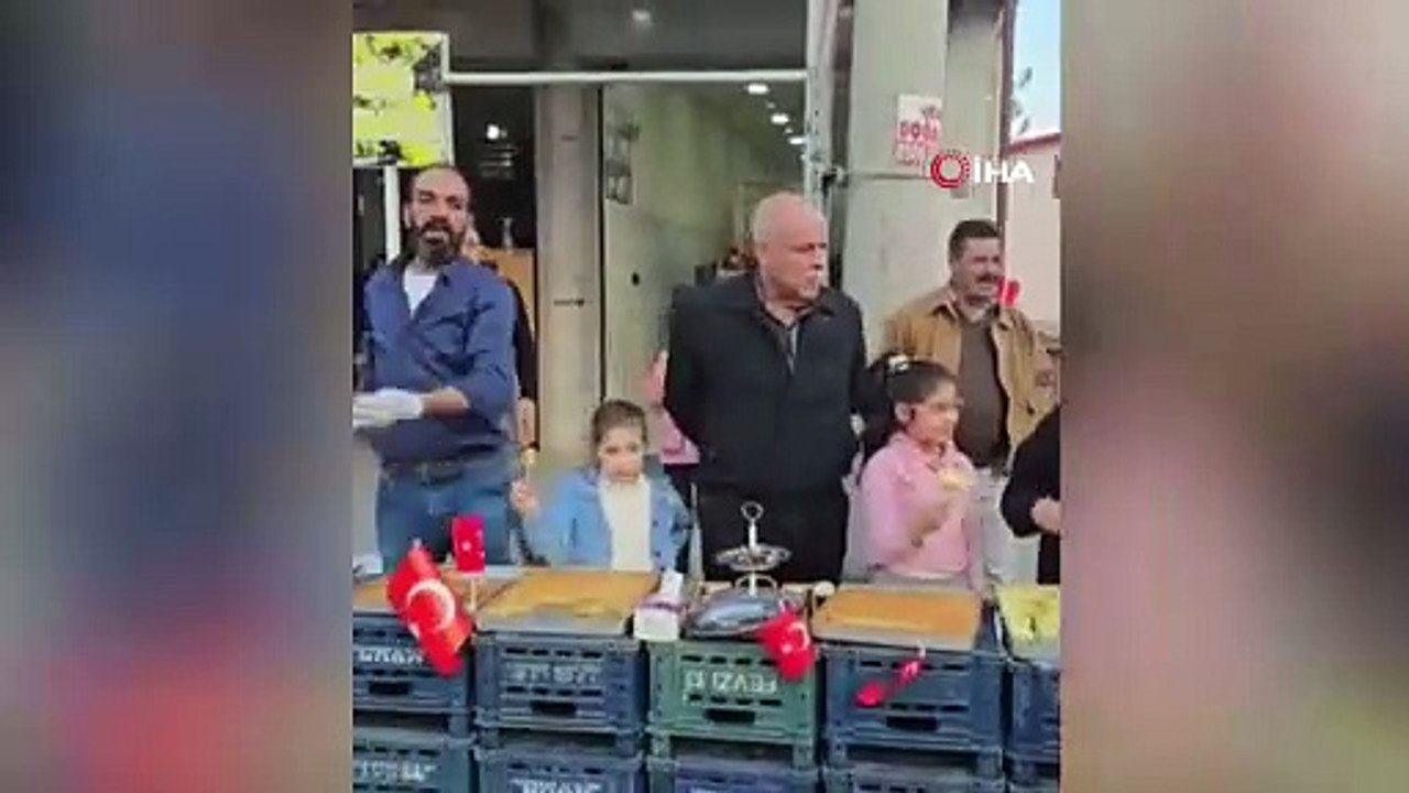 Esed rejiminin devrilmesi şerefine tepsi tepsi baklava dağıtıldı
