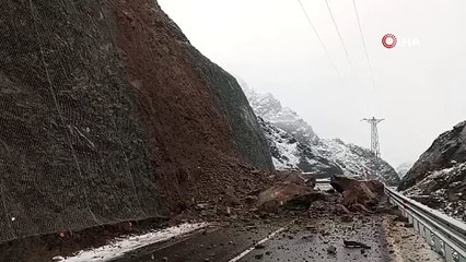 Dev kayalar düştü! Karayolu ulaşıma kapandı!