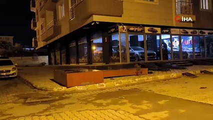 O anlar böyle kaydedildi! Tabela çocuğu teğet geçti