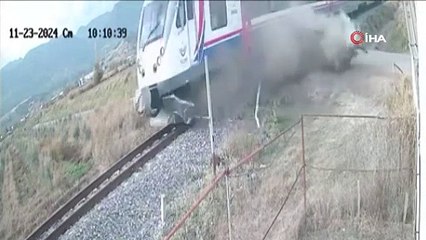 Korkunç kaza kamerada! Yolcu treniyle otomobil çarpıştı