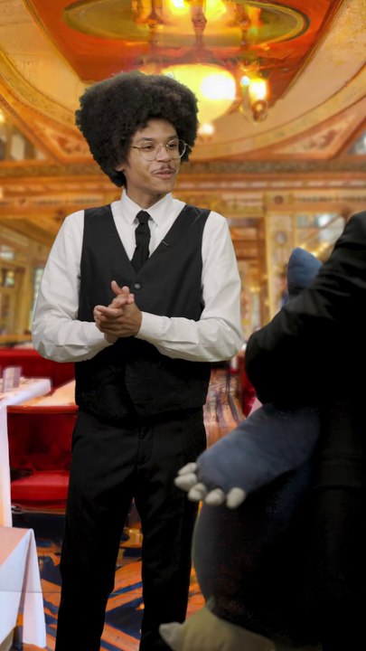 Il va au resto avec son doudou 😱