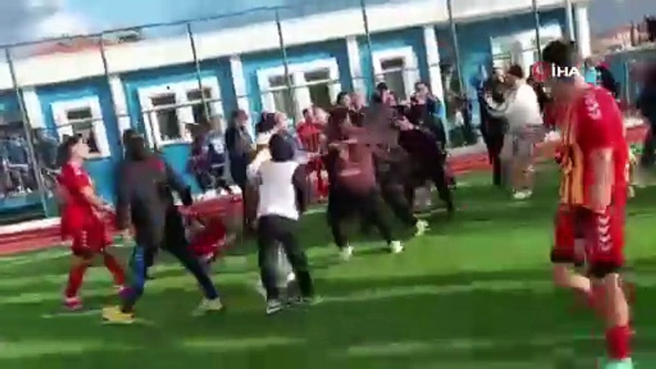 Yeşil saha boks ringine döndü! Bitiş düdüğü çalındı tekmeler tokatlar havada uçuştu