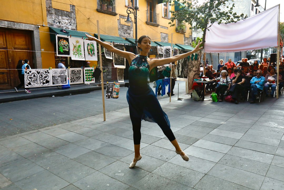 Con danza y música, exigen un fin a los desalojos