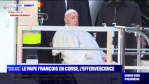 Le pape François embarque dans son avion en direction de la Corse