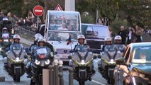 Corse : le pape défile dans les rues d'Ajaccio en papamobile