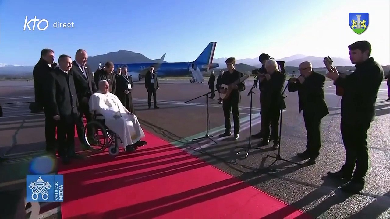 Le Pape en Corse : Entre la Marche pontificale et la Marseillaise, un air traditionnel corse pour accueillir le Pape sur le tarmac de l'aéroport d'Ajaccio.