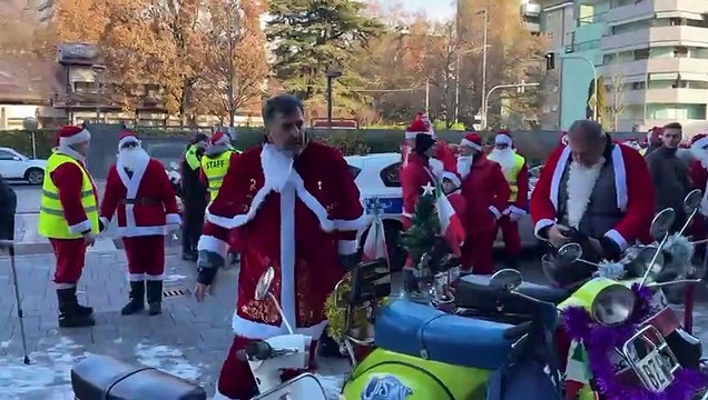 Sfilata dei Babbi Natale : a Bolzano il corteo in Vespa