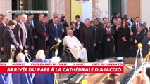 Le pape François arrive à la cathédrale d'Ajaccio