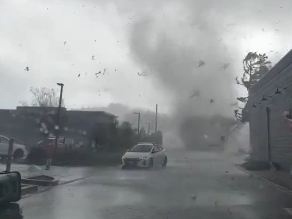 Geisterhafte Szenen: Tornado wütet in Kleinstadt