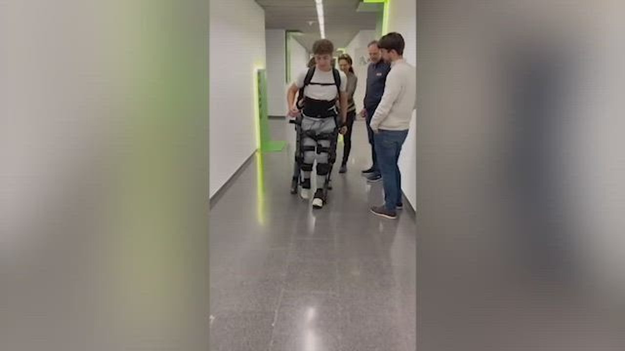 El hijo de Nani Roma vuelve a caminar tras quedarse parapléjico con 15 años en un accidente