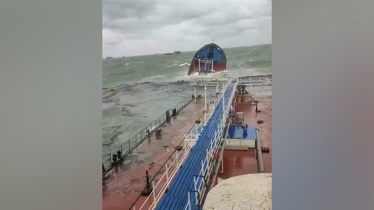 Fırtınaya yakalanan gemi, ortadan ikiye bölündü