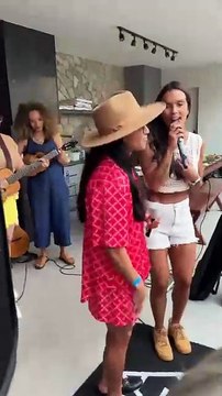 De férias em Salvador, Marta curte evento na companhia da noiva e de cantora baiana