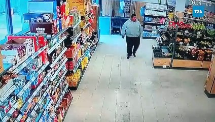 Market çamur olmasın diye ayakkabılarını çıkarıp alışveriş yaptı