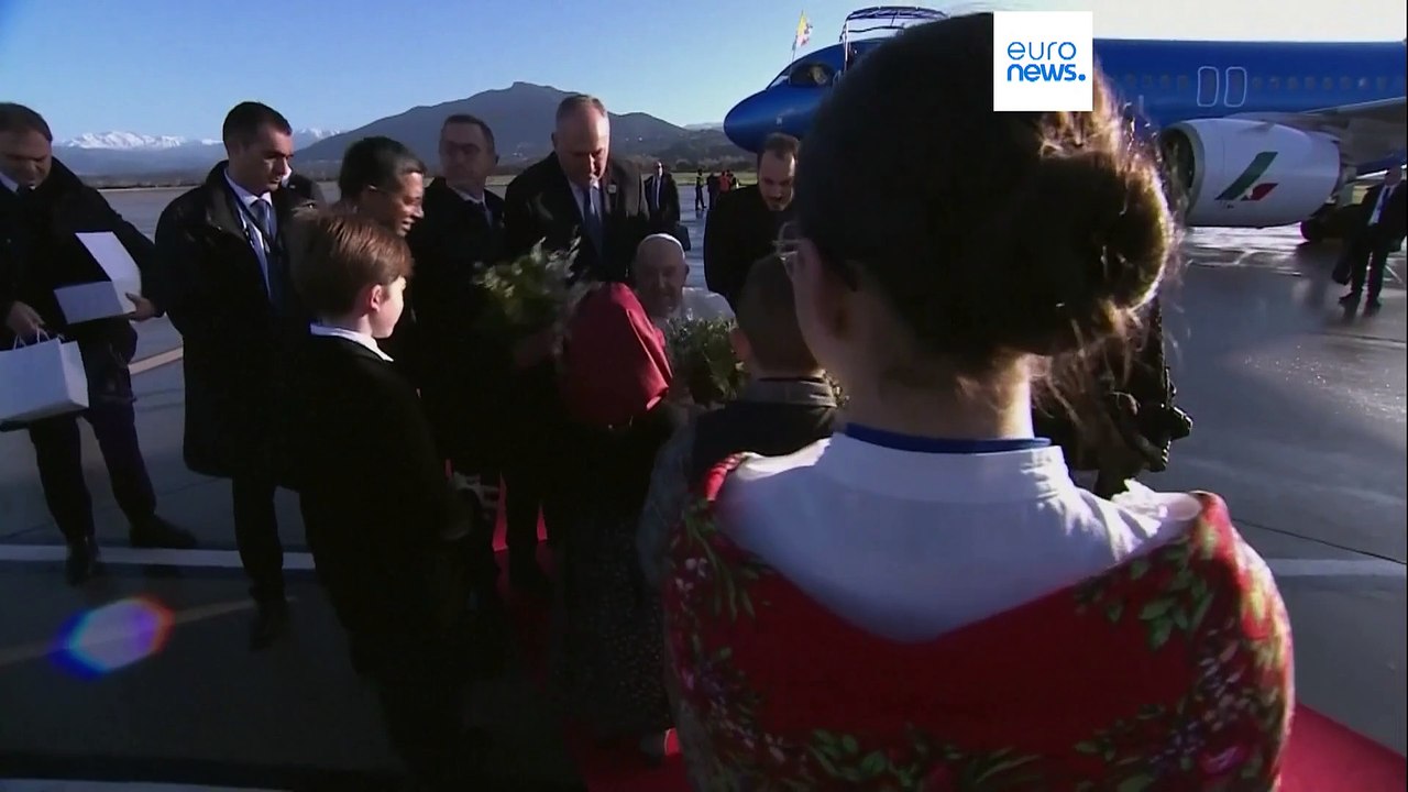 Папа римский прибыл на Корсику с "историческим" визитом