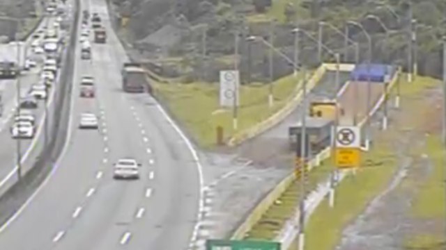 Caminhões perdem os freios na BR-376 e se salvam em área de escape