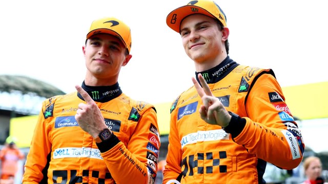 Lando Norris y Oscar Piastri llegan con el trofeo del Campeonato de Constructores a la fábrica de McLaren