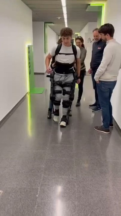 El hijo de Nani Roma vuelve a caminar tras quedarse parapléjico con 15 años en un accidente