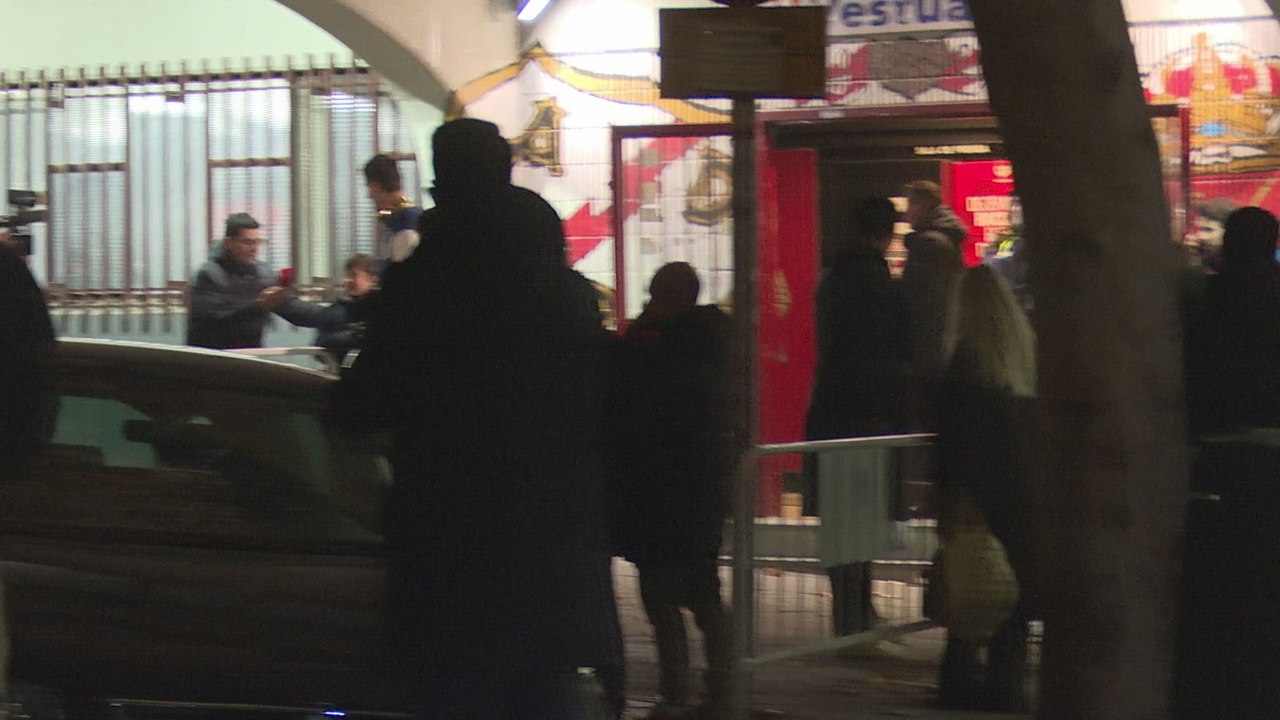 Los jugadores del Real Madrid pararon con los fans en Vallecas