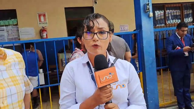 “La gente no conoce a los candidatos”, dijo el alcalde Manfred Reyes Villa al emitir su voto