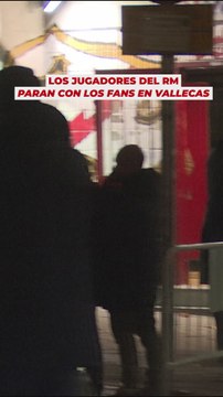 Los jugadores del Real Madrid pararon con los aficionados al salir de Vallecas