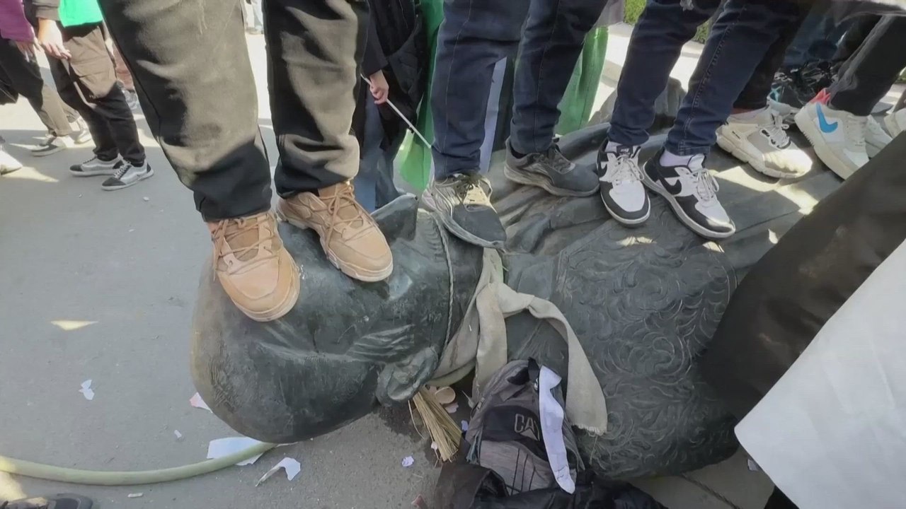 Syrians topple statue of Assad's father