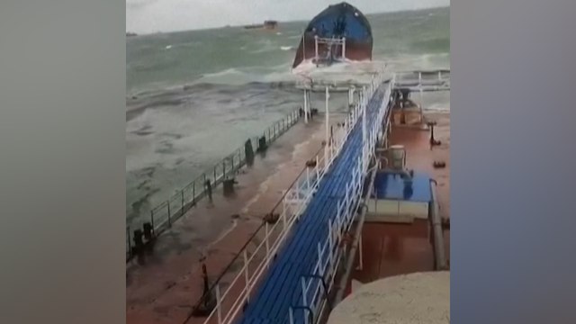 Naufrage de deux pétroliers russes en mer Noire, des tonnes de mazout déversées