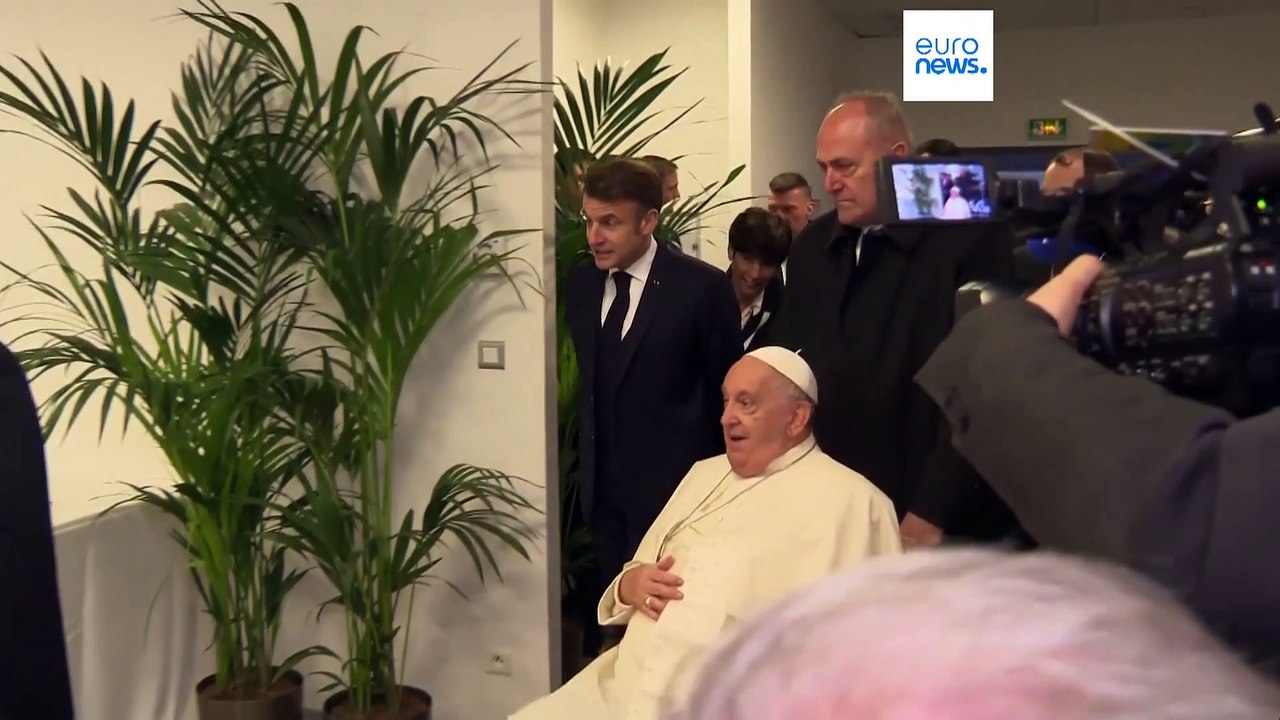 Papa Francesco incontra Macron in Corsica: è la prima visita di un Pontefice sull'isola