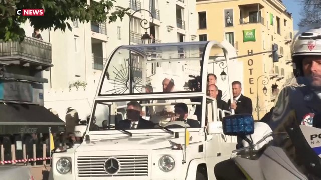 Le pape accueilli en grande pompe à Ajaccio
