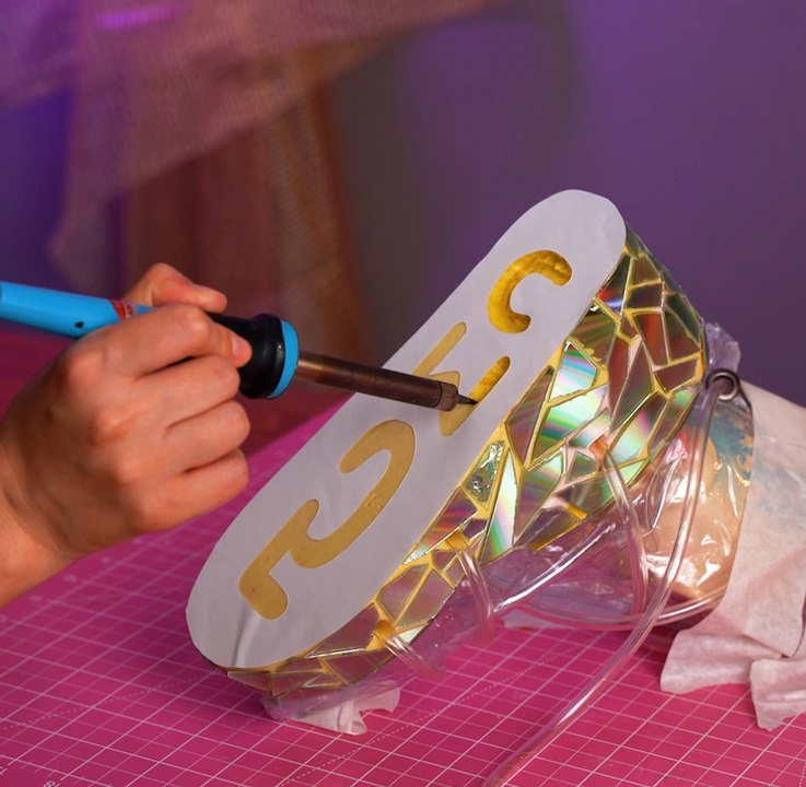 Recyclez de vieux CD pour en faire des chaussures élégantes et écologiques en utilisant des matériaux naturels !